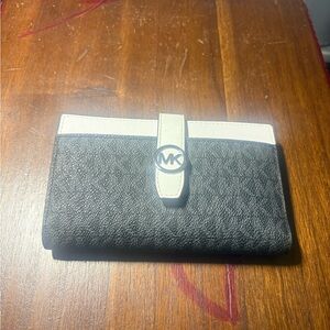 Michael Kors Elegant Ivory/ Brown Leather Wallet (119)